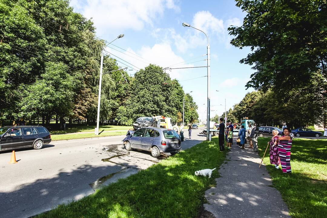 Girtos vairuotojos sukeltoje avarijoje nukentėjo trys žmonės 