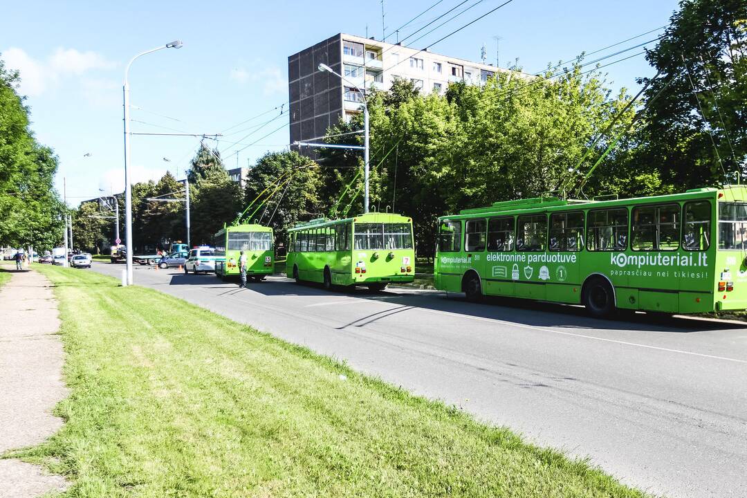 Girtos vairuotojos sukeltoje avarijoje nukentėjo trys žmonės 