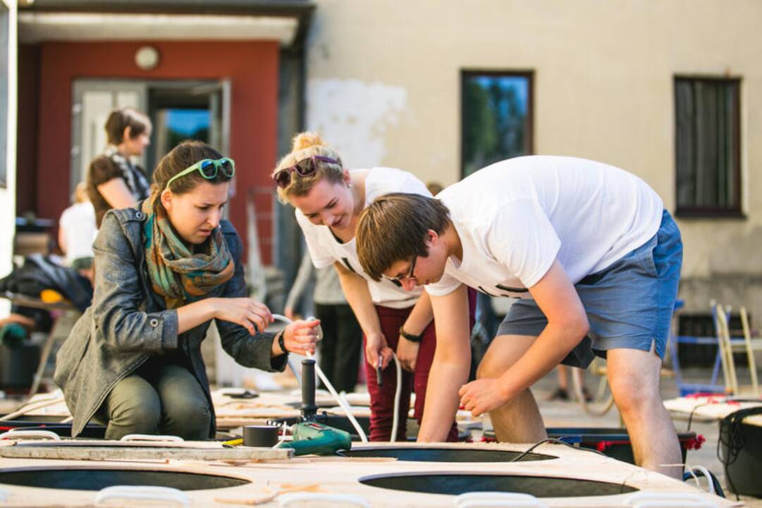 Studentai sukonstravo savadarbį plaustą