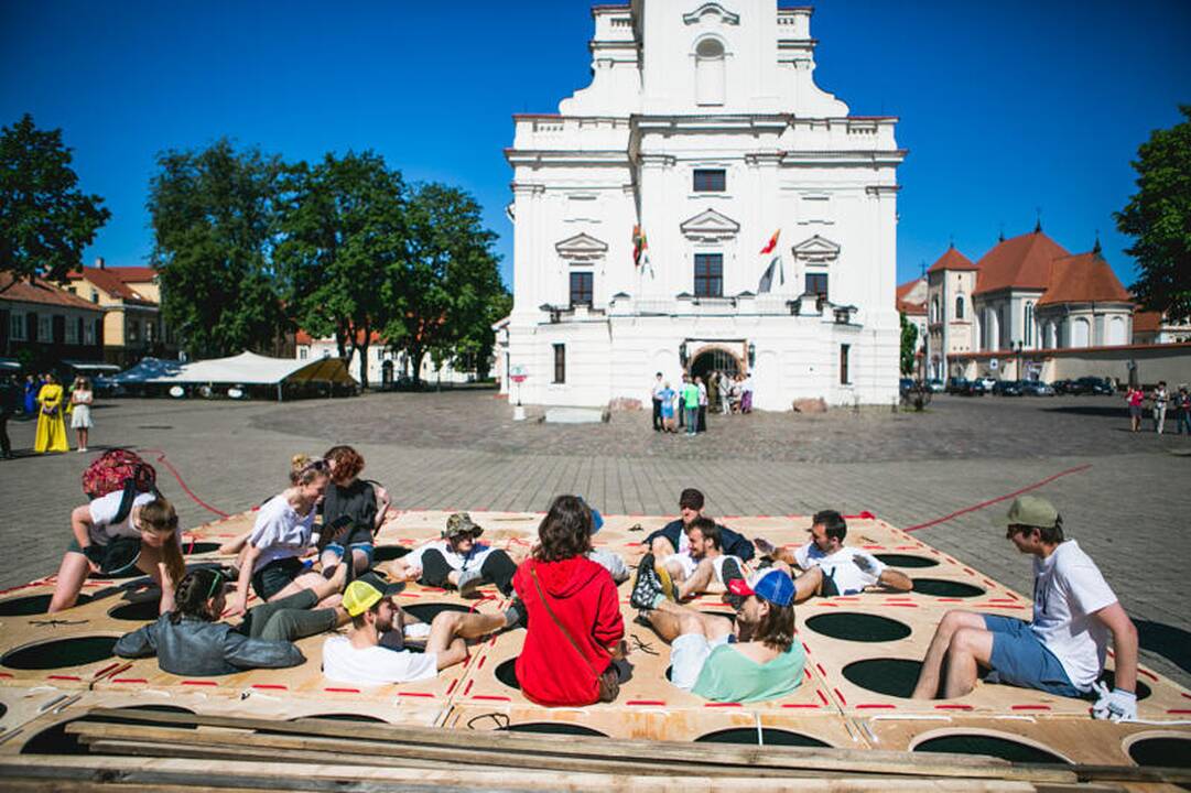 Studentai sukonstravo savadarbį plaustą