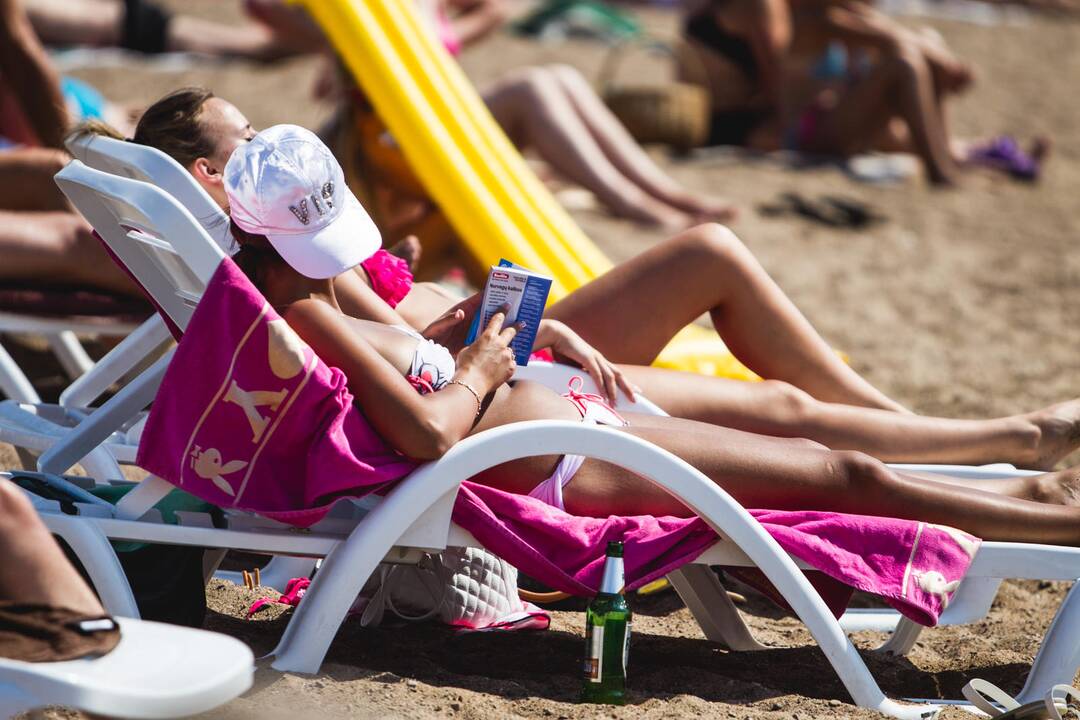 Kauniečiai karštą vasaros dieną leidžia prie vandens telkinių