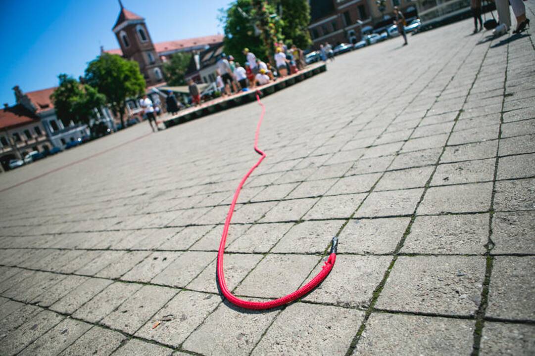 Studentai sukonstravo savadarbį plaustą