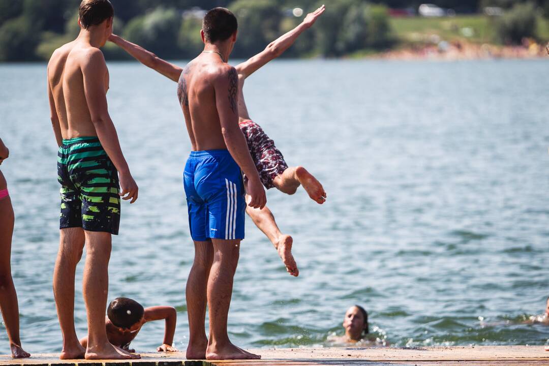 Kauniečiai karštą vasaros dieną leidžia prie vandens telkinių