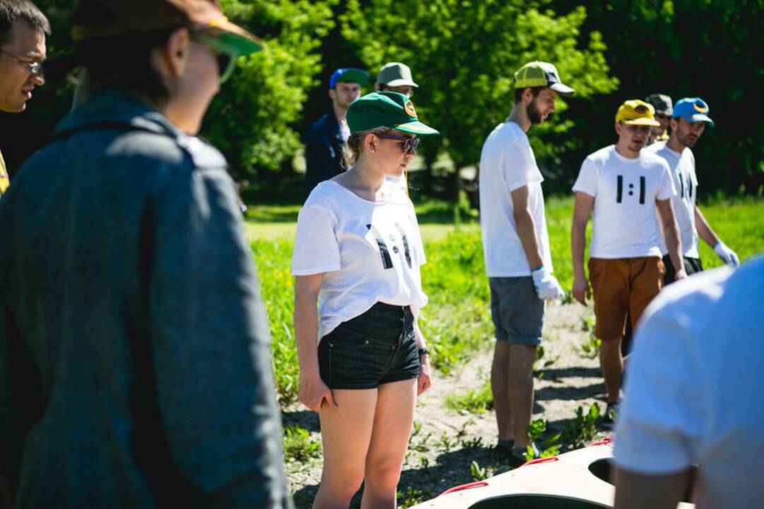 Studentai sukonstravo savadarbį plaustą