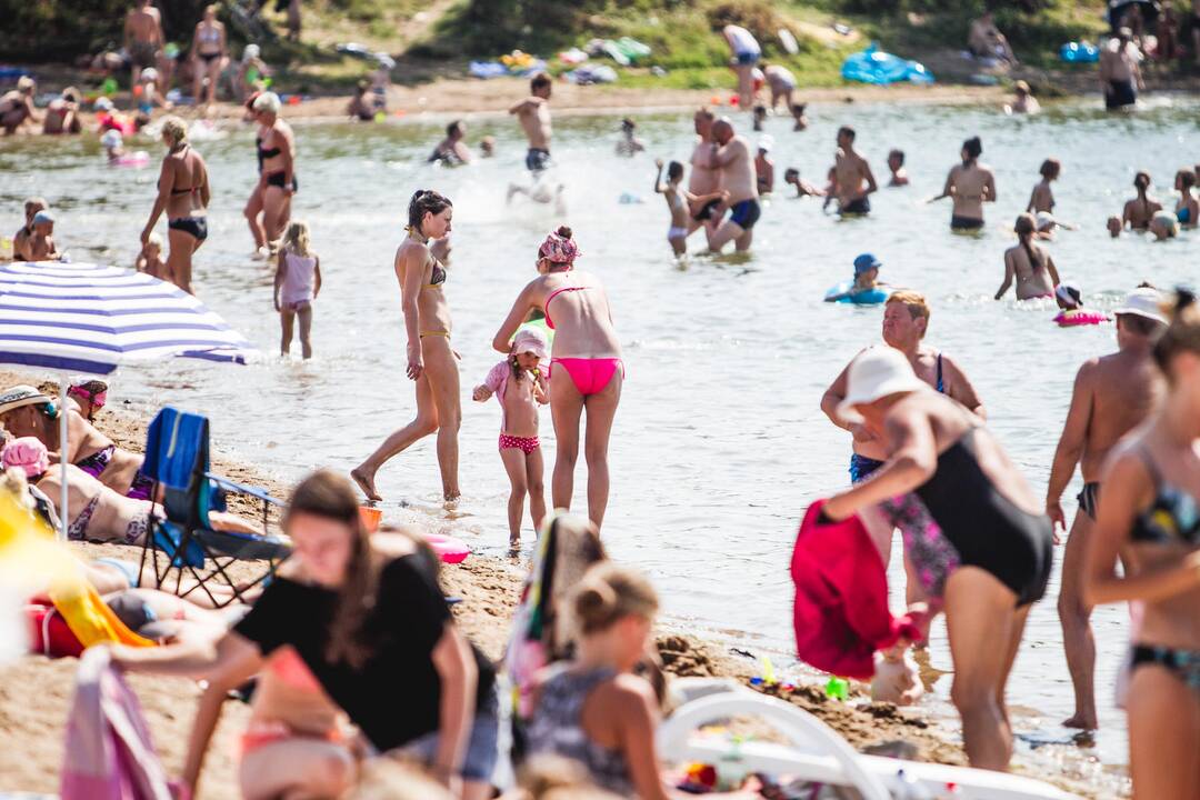 Kauniečiai karštą vasaros dieną leidžia prie vandens telkinių