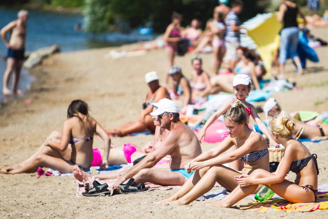Kauniečiai karštą vasaros dieną leidžia prie vandens telkinių