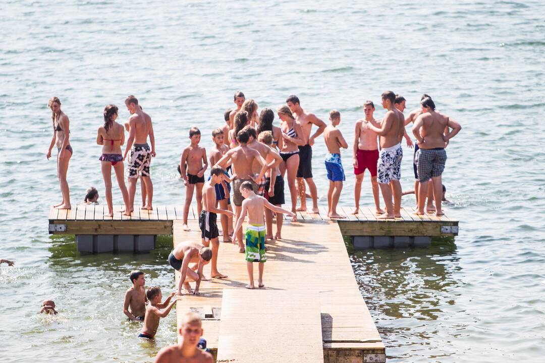 Kauniečiai karštą vasaros dieną leidžia prie vandens telkinių