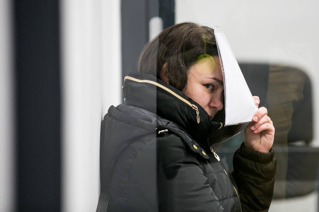 Degalinėje pagimdžiusi ir naujagimio atsikračiusi motina teisme