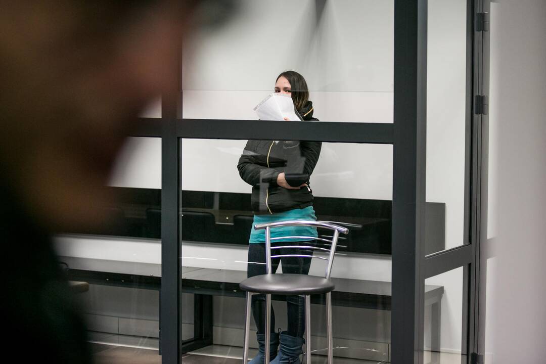 Degalinėje pagimdžiusi ir naujagimio atsikračiusi motina teisme