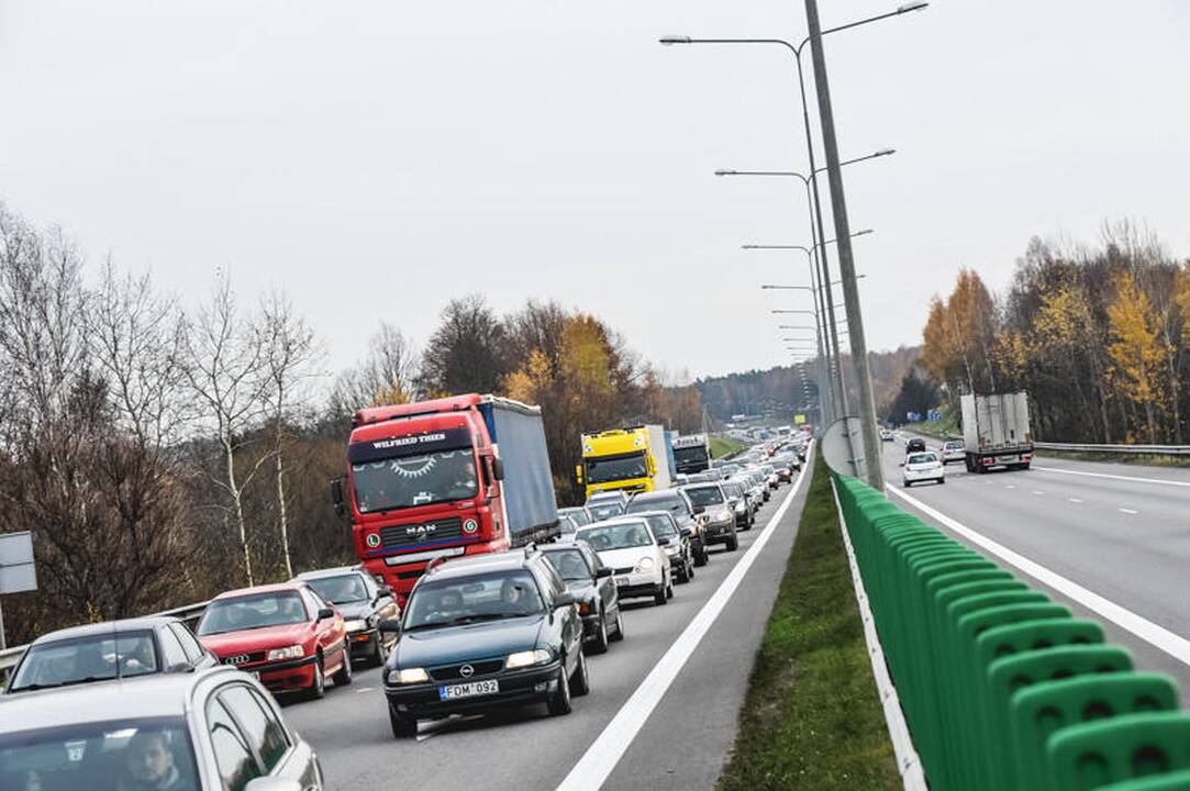 Dėl Palemono viaduko rekonstrukcijos - didžiulės spūstys magistralėje