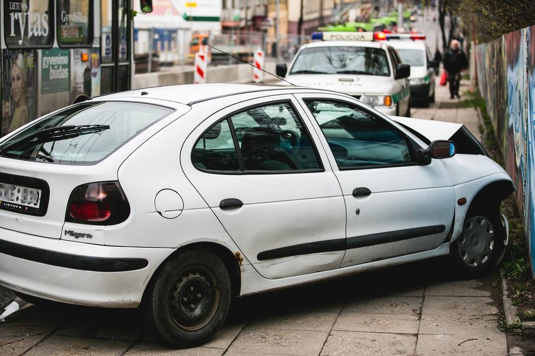 Savanorių prospekto įkalnėje susidūrė autobusas ir „Renault“