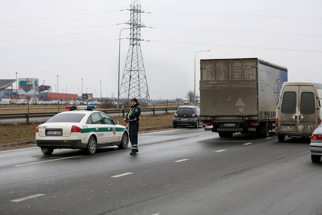 Kaune susidūrė vilkikas ir lengvasis automobilis