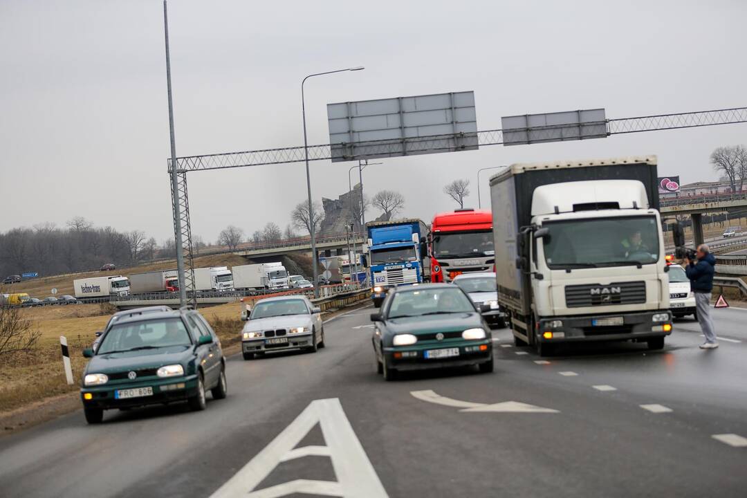 Kaune susidūrė vilkikas ir lengvasis automobilis