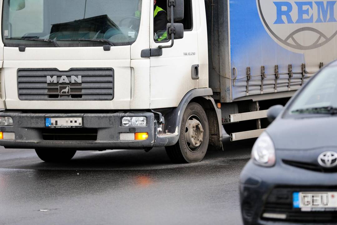Kaune susidūrė vilkikas ir lengvasis automobilis