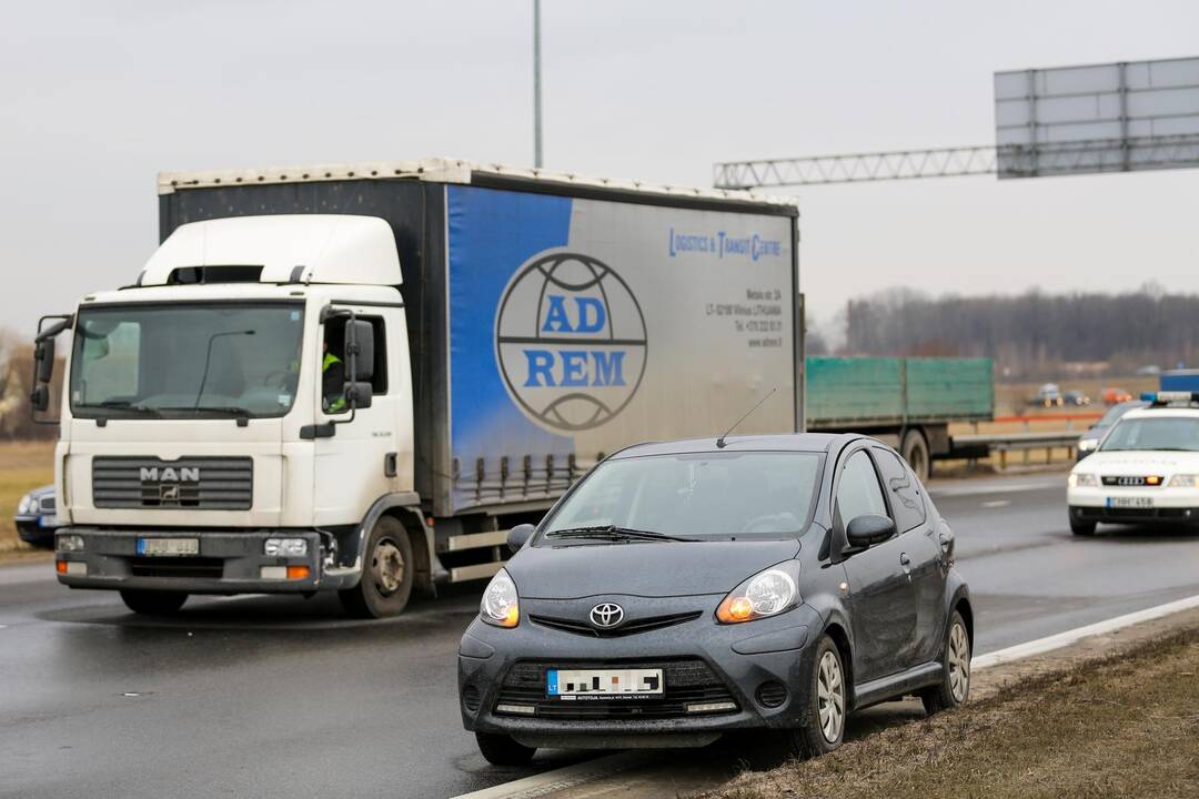 Kaune susidūrė vilkikas ir lengvasis automobilis