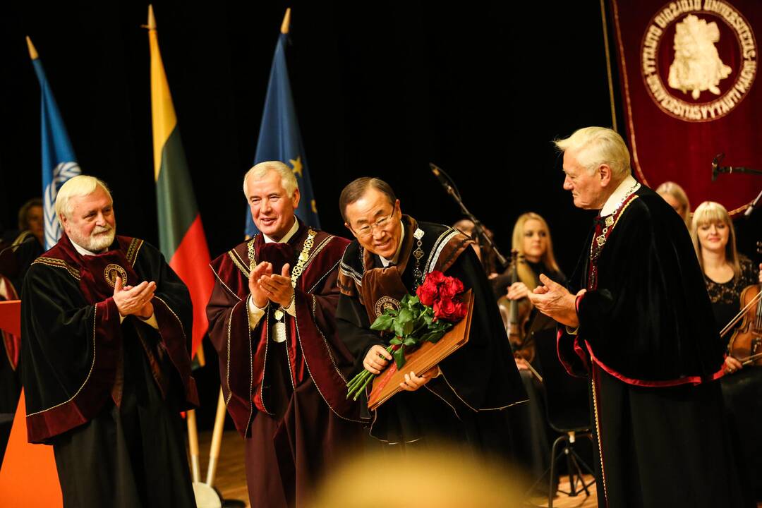 Jungtinių Tautų vadovui Kaune suteiktas VDU garbės daktaro vardas