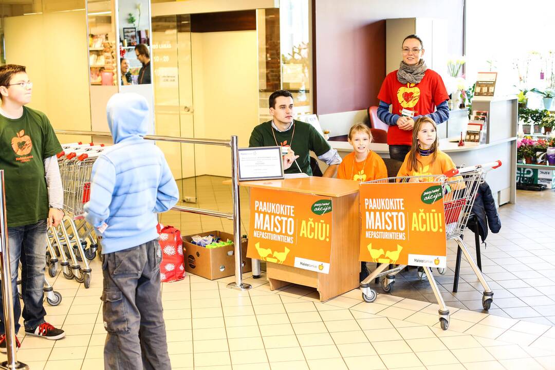 Kauniečiai aukojo "Maisto bankui"