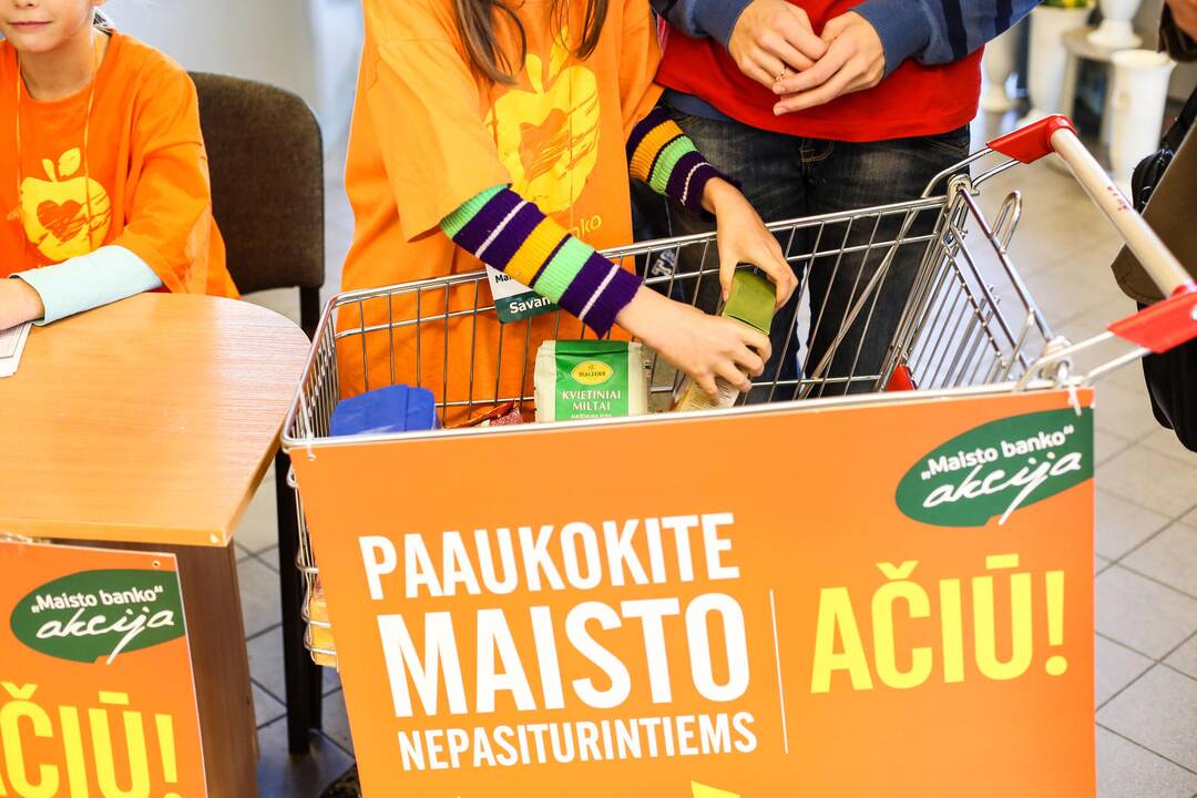 Kauniečiai aukojo "Maisto bankui"