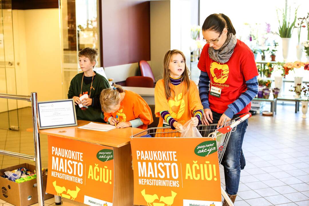 Kauniečiai aukojo "Maisto bankui"
