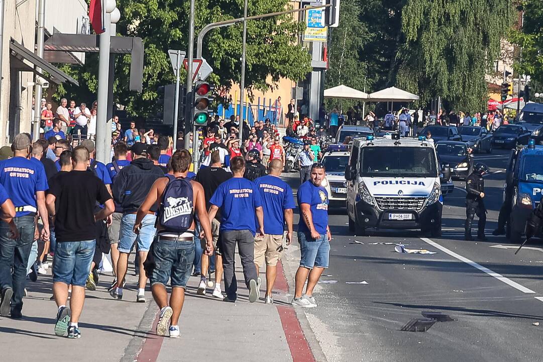 Prieš BIH ir Serbijos rungtynes fanai apsimėtė akmenimis