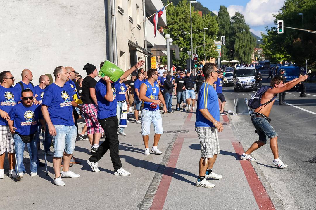 Prieš BIH ir Serbijos rungtynes fanai apsimėtė akmenimis