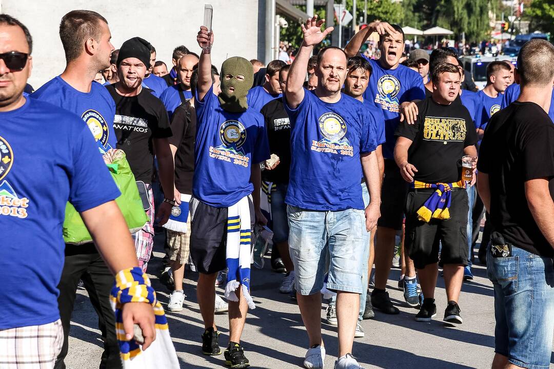 Prieš BIH ir Serbijos rungtynes fanai apsimėtė akmenimis