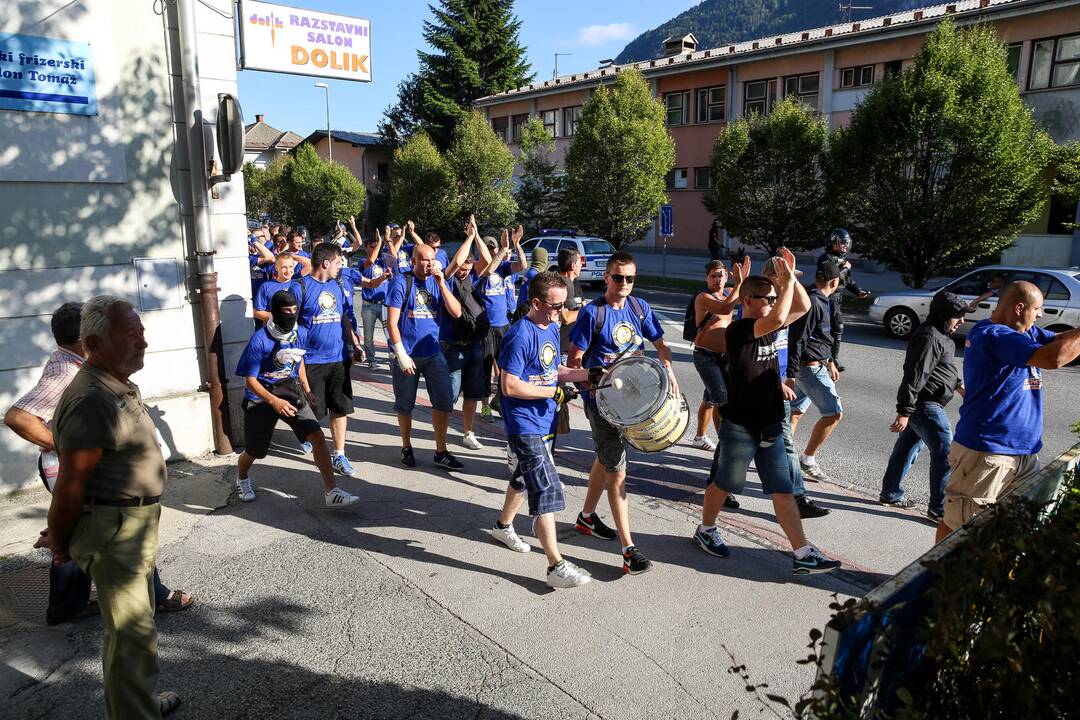 Prieš BIH ir Serbijos rungtynes fanai apsimėtė akmenimis