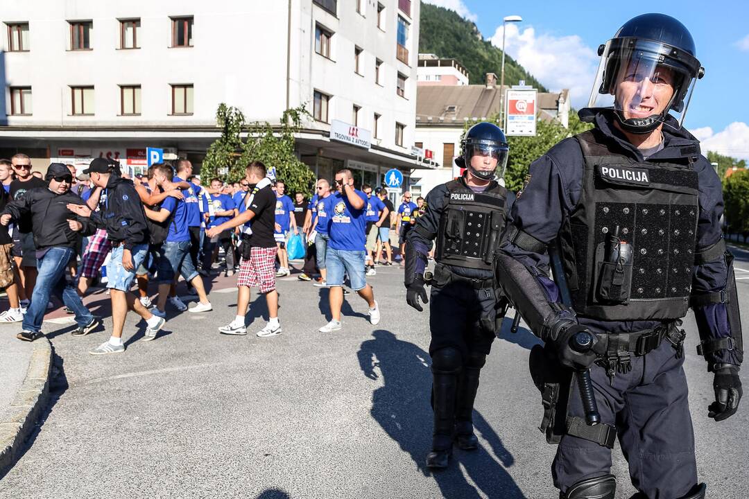 Prieš BIH ir Serbijos rungtynes fanai apsimėtė akmenimis