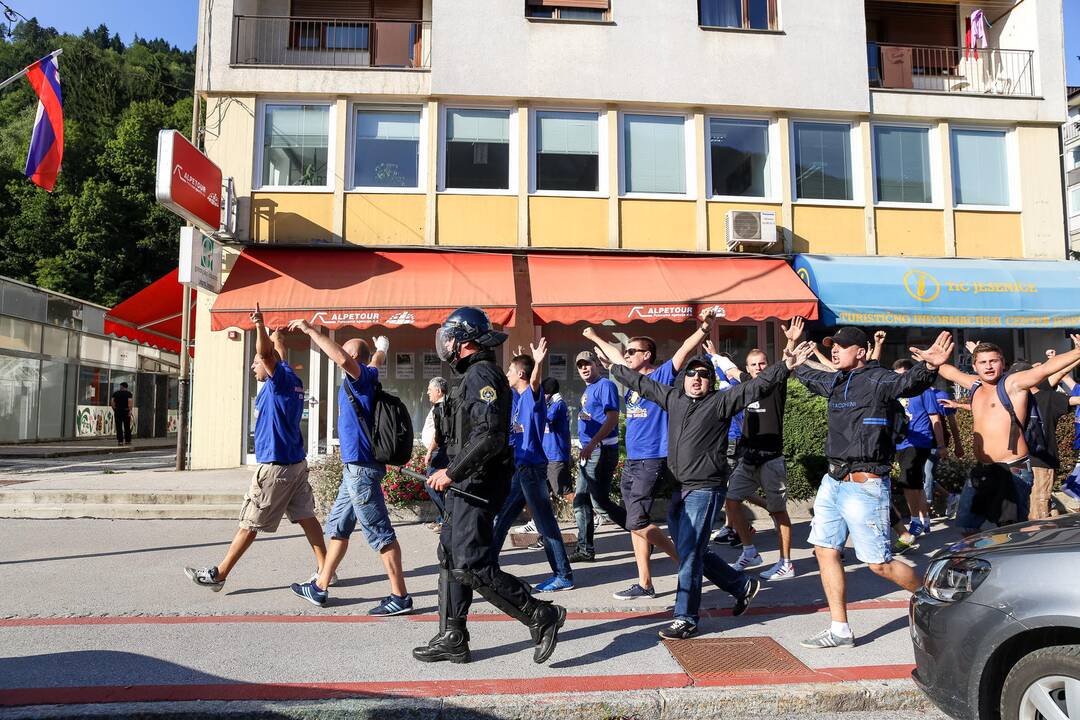Prieš BIH ir Serbijos rungtynes fanai apsimėtė akmenimis