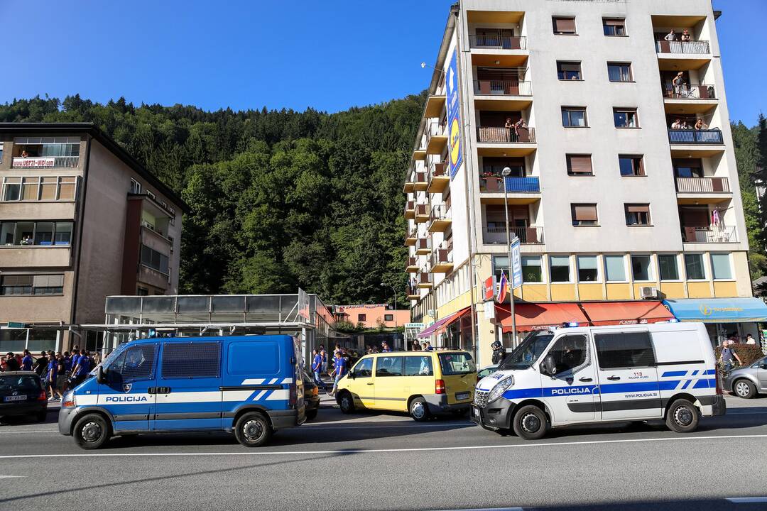 Prieš BIH ir Serbijos rungtynes fanai apsimėtė akmenimis