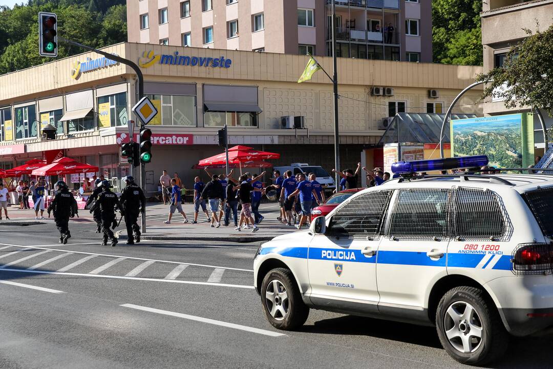 Prieš BIH ir Serbijos rungtynes fanai apsimėtė akmenimis
