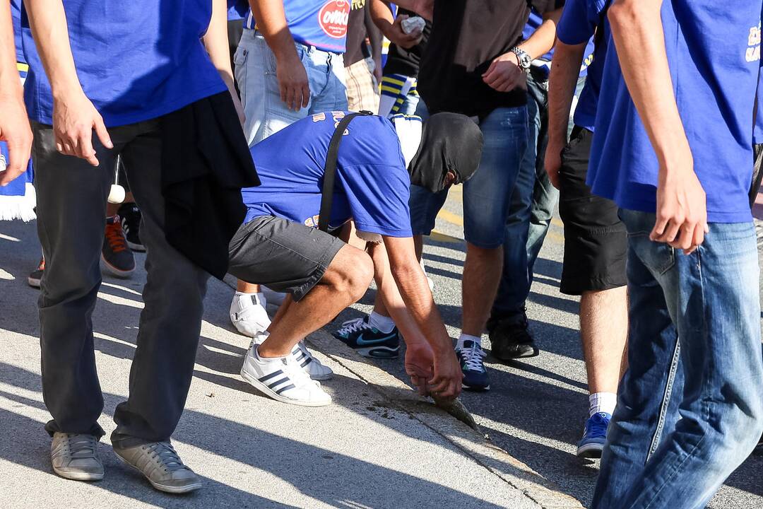 Prieš BIH ir Serbijos rungtynes fanai apsimėtė akmenimis