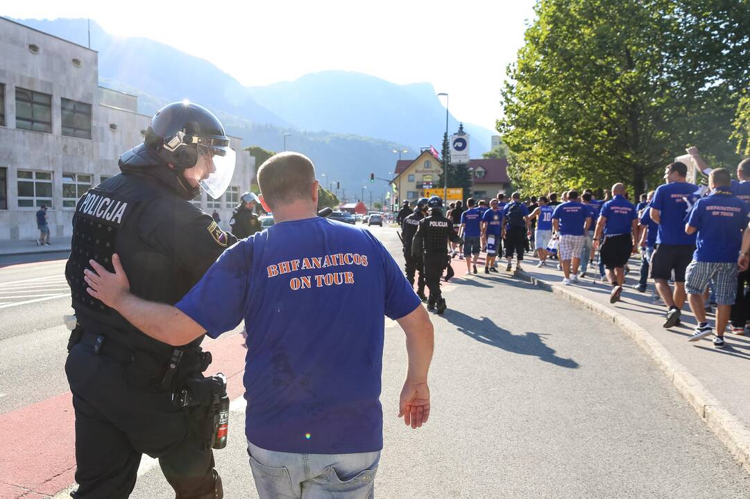 Prieš BIH ir Serbijos rungtynes fanai apsimėtė akmenimis