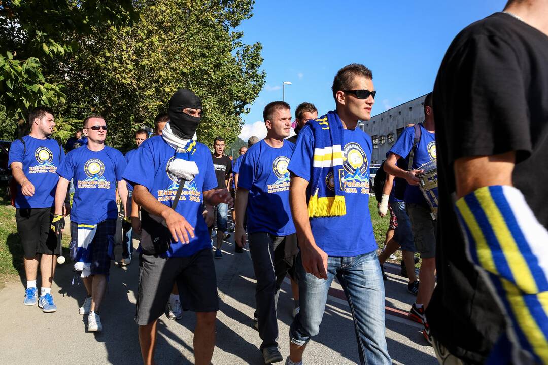 Prieš BIH ir Serbijos rungtynes fanai apsimėtė akmenimis