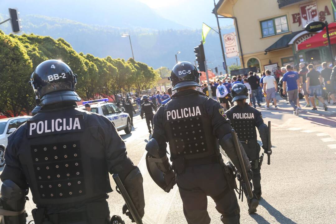 Prieš BIH ir Serbijos rungtynes fanai apsimėtė akmenimis