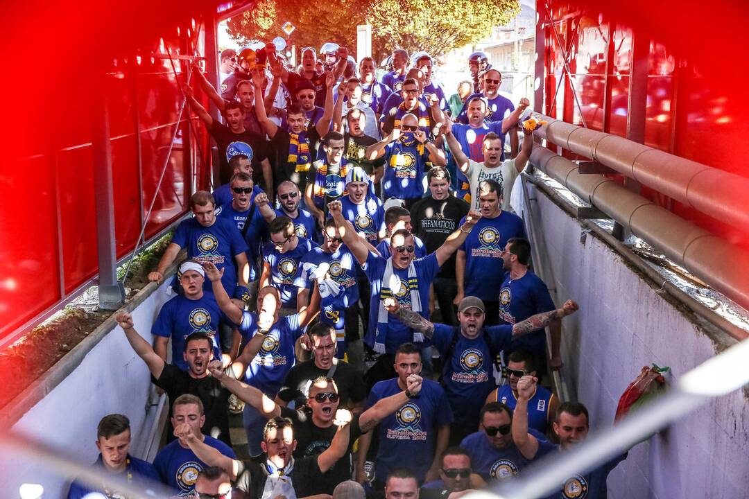 Prieš BIH ir Serbijos rungtynes fanai apsimėtė akmenimis