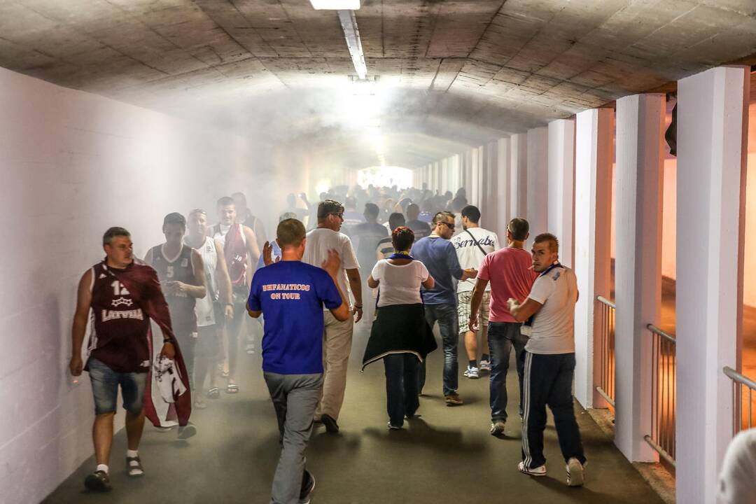 Prieš BIH ir Serbijos rungtynes fanai apsimėtė akmenimis
