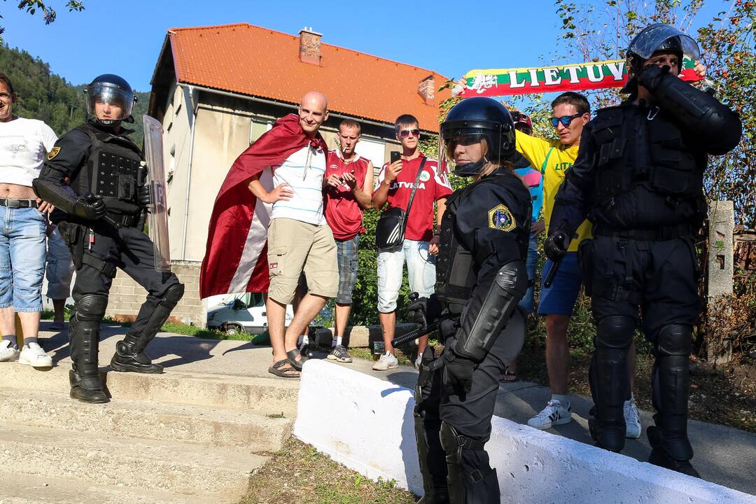 Prieš BIH ir Serbijos rungtynes fanai apsimėtė akmenimis