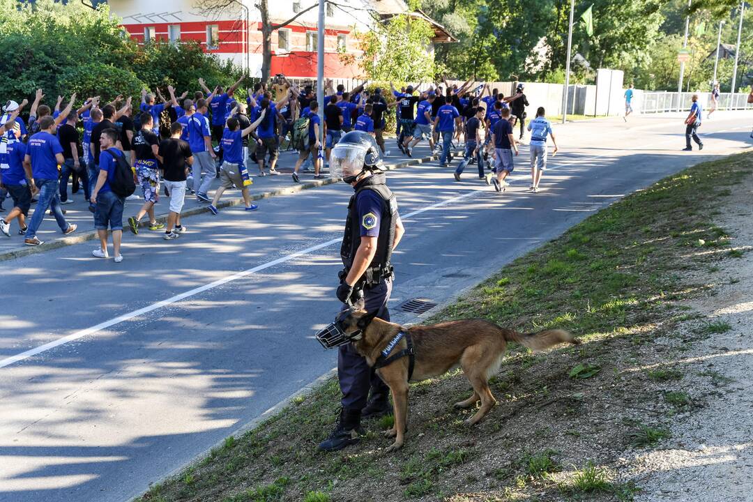 Prieš BIH ir Serbijos rungtynes fanai apsimėtė akmenimis