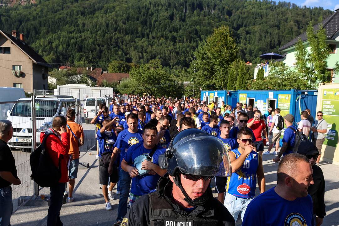 Prieš BIH ir Serbijos rungtynes fanai apsimėtė akmenimis