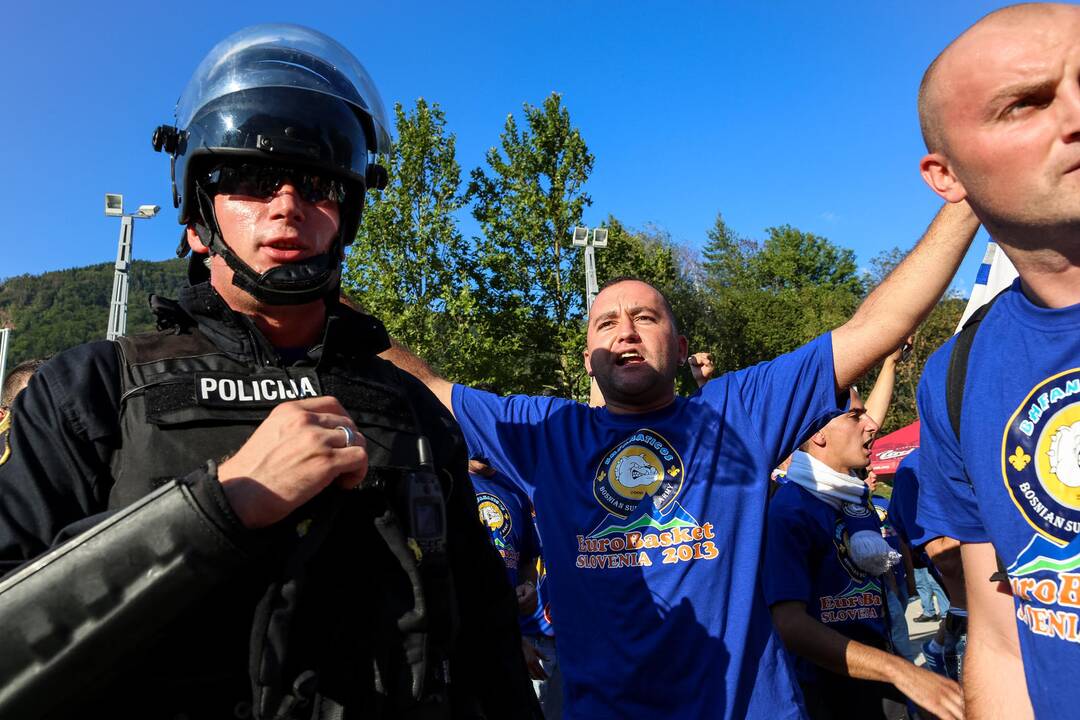 Prieš BIH ir Serbijos rungtynes fanai apsimėtė akmenimis