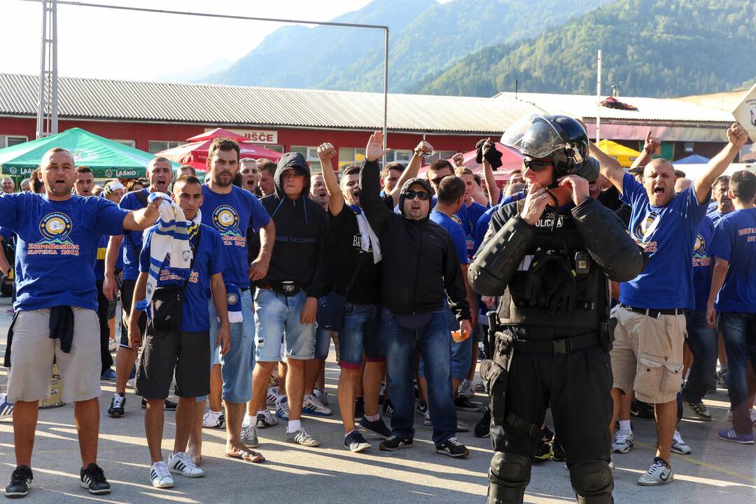 Prieš BIH ir Serbijos rungtynes fanai apsimėtė akmenimis