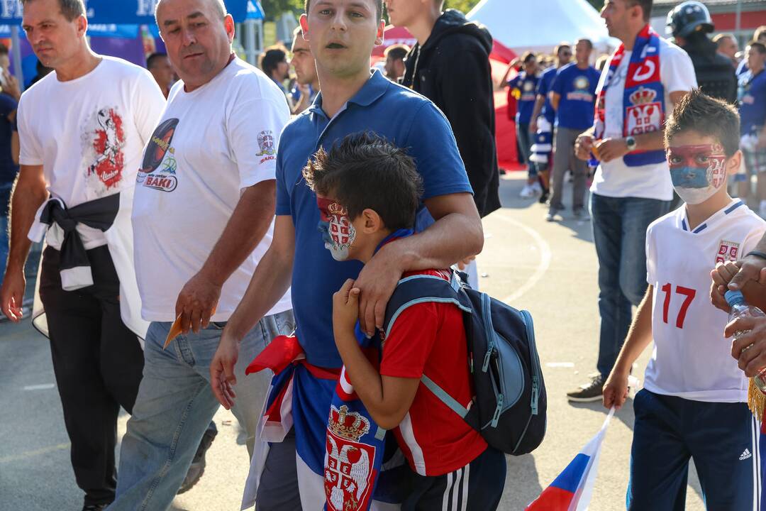 Prieš BIH ir Serbijos rungtynes fanai apsimėtė akmenimis