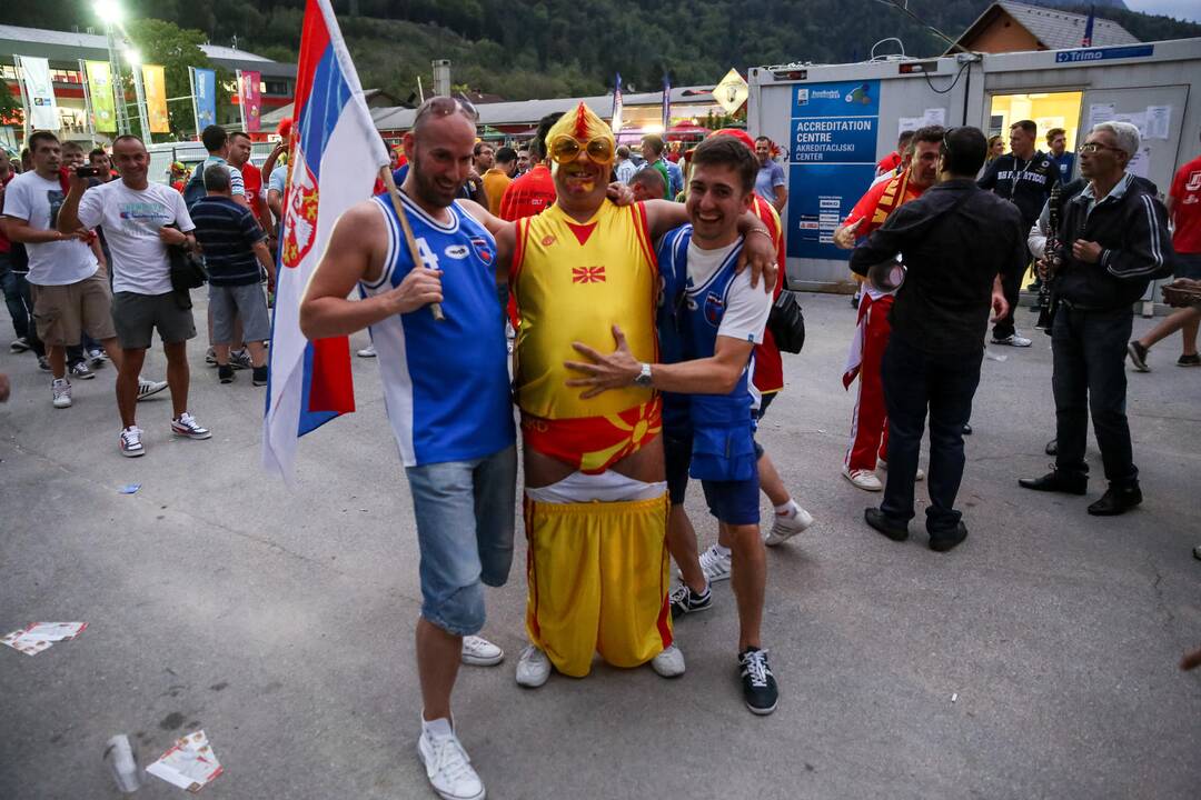 Draugiški sirgalių apsikabinimai prieš Lietuvos ir Makedonijos rungtynes 
