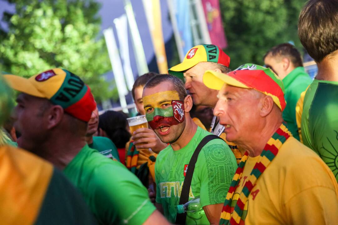 Draugiški sirgalių apsikabinimai prieš Lietuvos ir Makedonijos rungtynes 