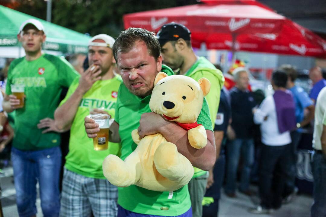 Draugiški sirgalių apsikabinimai prieš Lietuvos ir Makedonijos rungtynes 