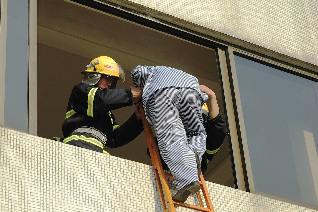 Kaimynas su ugnimi elgiasi neatsargiai: ką daryti, kad būstas nevirstų pelenais?