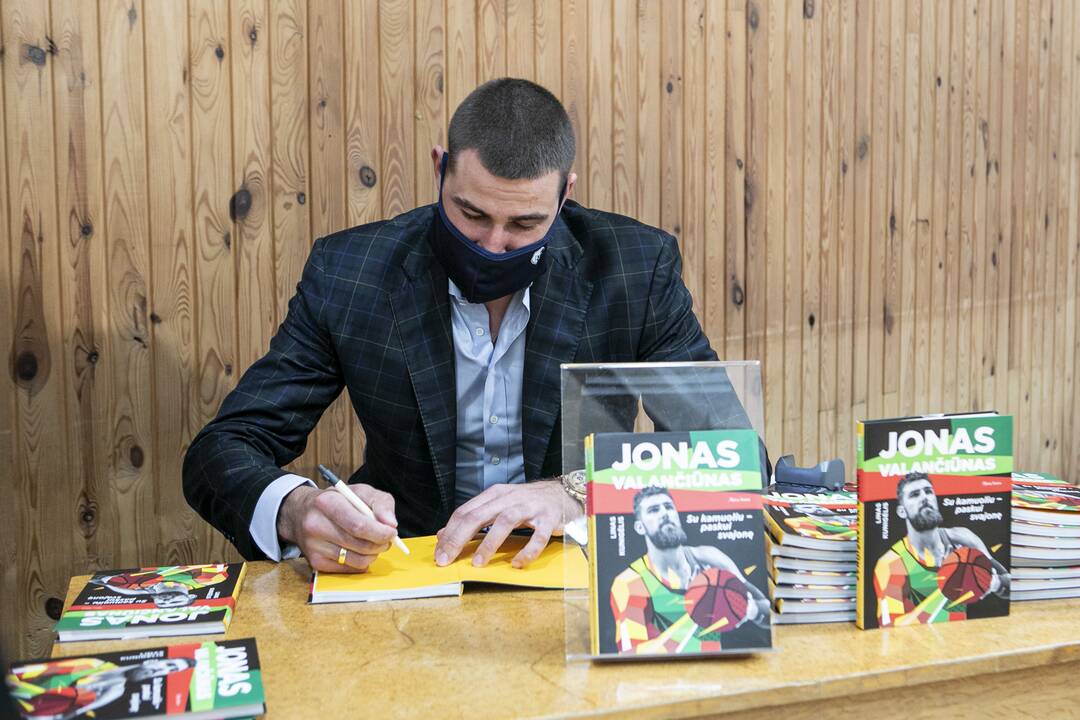 Knygos „Jonas Valančiūnas. Su kamuoliu paskui svajonę“ pristatymas