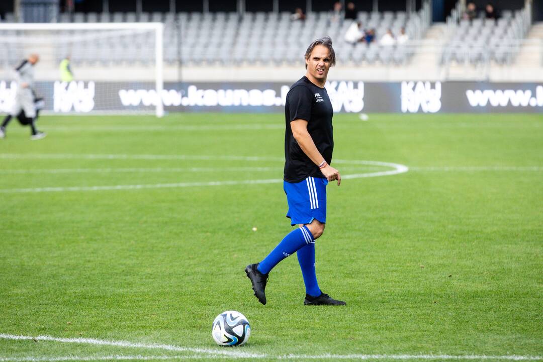 Pasaulio futbolo legendų rungtynės su legendiniais Lietuvos futbolininkais