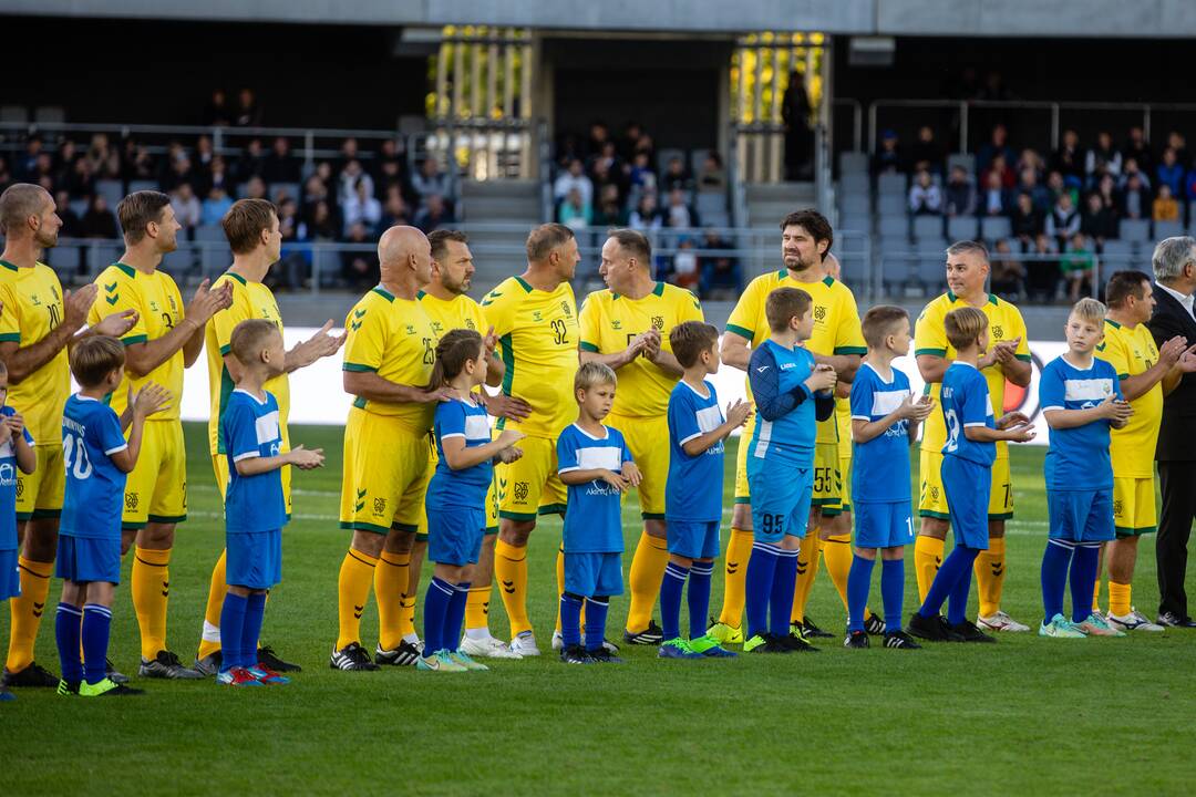  Pasaulio futbolo legendų rungtynės su legendiniais Lietuvos futbolininkais